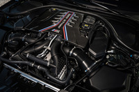4.4リッターV8ツインパワーターボエンジンは、ベースとなった「M5コンペティション」を10PS上回る最高出力635PS/6000rpm、最大トルク750N・m/1800-5950rpmを発生。