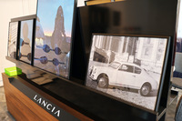 再びシエナの販売店で。ヘリテイジを匂わせる唯一のものは「ランチア・アウレリアB20GT」の写真である。