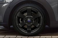 「クーパー3ドア」と「クーパーD 5ドア」の「ブリックレーンエディション」には、17インチの「ペダルスポークブラック」ホイールが標準で装備されている。