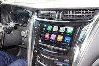 キャデラックのインフォテインメントシステム「CUE」は、Apple CarPlay(写真)と、Android Autoに対応している。(写真=webCG)