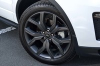 「HSEダイナミック」では20インチのタイヤ&ホイールが標準。テスト車にはミシュランのオンロード向けSUVタイヤ「ラティチュード ツアーHP」が装着されていた。