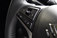 マルチインフォメーションディスプレイの表示切り替えは、ステアリングホイールのスイッチによって行う。