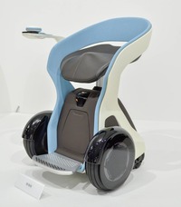 ハーフサイズの「モバイルパワーパック」で駆動する「3E-B18」。下方の黒い部分が本体で、アタッチメントを装着することでさまざまなツールに“変身”できる。今は研究開発段階である。