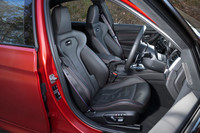 激しいスポーツ走行にも対応する「M3セダン コンペティション」専用のMスポーツシート。高いホールド性に加えて軽量構造も特徴で、背もたれの一部には穴が開けられている。