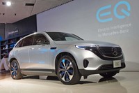 こちらはメルセデス・ベンツ初の量産型EV「EQC」。ジャガーが上級サルーン「XJ」のEV化を明言するなど、ボディーサイズの大きなモデルでも電動化が進む。