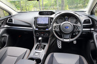 インテリアの基本的なデザインはベースとなった「インプレッサ」と共通。従来モデルから大幅に質感が高められている。