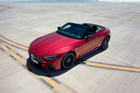 最高出力585PSを誇る「メルセデスAMG SL63 4MATIC+」と「SL43」の改良モデルが登場