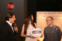 ミラノ・デザインウイークにおけるデメオ氏(左端)。「フィアット500」をテーマにしたグッズ&ファーニチャーのコンテスト表彰式で。