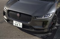 アグレッシブなフロントデザイン。空力性能を高めるべく、グリルの上部にはエアスクープが設けられている。