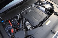 フロントに縦置きで搭載される2リッター直4ディーゼルターボエンジン「EA288Evo」は最高出力204PS、最大トルク400N・mを発生する。