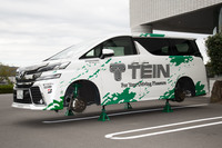 会場に展示されていた、「エンデュラプロ プラス」が装着された「トヨタ・ヴェルファイア」。