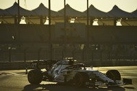 2020年11月にはイモラで2018年型のトロロッソ・ホンダを走らせ、300km以上のマイレージを稼いでいた角田選手。アブダビGP後の若手ドライバーテスト(写真)では、初めての最新型F1マシンをドライブ。ブレーキキングの際にF2では感じたことがないほどの強大な力がかかるため、フィジカルでの首の強化をシーズンオフの課題としていた。