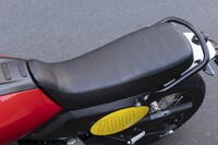 こうしたモデルのご多分に漏れず、シート高は830mmとやや高め。ただ車体がスリムでバランスもとりやすいので、取り回しはしやすかった。