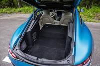 オプションの可倒式リアシートが装着された今回の試乗車は、後席使用時の荷室容量が321リッターで、リアシートの背もたれを前方に倒せば675リッターに拡大することができる。可倒式リアシートを選択しない場合は、リアバルクヘッドの折りたたみは不可となる。