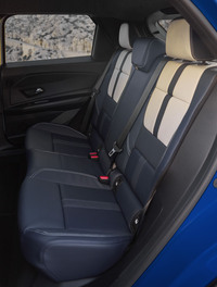 ホイールベースが長いため、4m切りの車体でも後席の空間はそれなりに確保されている。