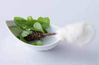 前菜の「羊毛」。羊肉のつくねを羊毛のやわらかな感触を確かめながらいただく。