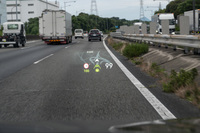 運転支援関連の装備では、アダプティブクルーズコントロールやレーンポジショニングアシストなどは備わるものの、ハンズオフ関連の機能はない。ヘッドアップディスプレイの表示はクリアで、ナビゲーションの地図も表示される。