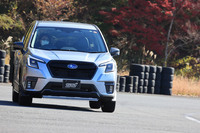 「スバル・フォレスター スポーツ」のSTIパーツ装着車。STIはボディーやシャシー関連の機能部品に関して、「コーナリング時に内輪の力を引き出すこと」を開発のテーマに掲げている。