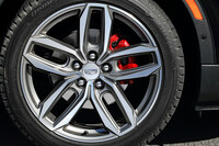 足元の仕様はグレードによって異なり、「スポーツ」グレードには5ツインスポークの20インチアルミホイールが装着されていた。