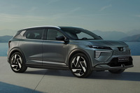 2025年9月に欧州で発売となった新型「エクリプス クロス」。ルノーからOEM供給される電気自動車だ。T字型ではないが、新型「パジェロ」と同じモチーフのランプが用いられている。