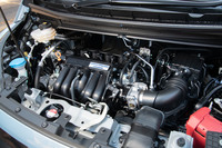 「i-DCD」はシングルモーター式のハイブリッドシステムで、モーターはデュアルクラッチ式ATの奇数段のギアとつながるメインシャフトに接続。クラッチのつなぎ方によって、EVモードやエンジン走行モード、ハイブリッドモード、そしてブレーキエネルギー回生を切り替えることができる。