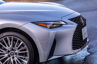 フロントまわりでは、面積が拡大されたグリルや新しいヘッドランプデザインが目を引く。グリルを強調する立体感のあるバンパーの造形も最新型の特徴といえる。