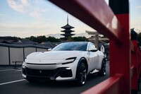 0-100km/h加速3.3秒、最高速は310km/h以上と公表されている。