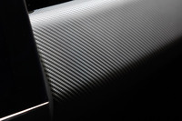 ダッシュボードに施された、精緻なカーボン装飾。インテリアの質感は格段に向上している。