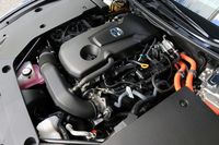 2.5リッターハイブリッド車では、最高出力184ps、最大トルク221Nmを発生する直4エンジンと、最高出力143ps、最大トルク300Nmを発生するモーターを組み合わせた。システム総合出力は226ps。