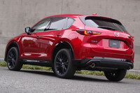 現行型「CX-5」の魅惑のお尻。丸みを帯びたリアまわりの強烈な一体感、塊感は、他のモデルにはないCX-5ならではの特徴だった。