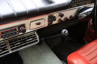 運転の仕方は普通のMT車と共通。トランスミッションは左上がリバースのフロアシフト式4段MTで、パーキングブレーキのレバーは運転席の右側に備わっていた。