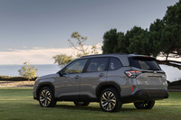 先に米国で発表された新型「フォレスター」のボディーサイズは全長×全幅×全高=4656×1829×1730mm、ホイールベース=2670mm。「スバルグローバルプラットフォーム」をさらに進化させたフルインナーフレーム構造を採用し、最高出力180HPの2.5リッター水平対向4気筒エンジンを搭載している。