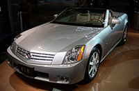 【写真上】GM副会長兼製品開発総責任者のボブ・ラッツ氏
	【写真下】キャディラック「XLR」