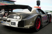 計616周を走破し、すっかり汚れてしまったNo.039DENSO SARD スープラ HV-R。
日本のモータースポーツ界に新たな歴史を刻み込んだ車両の後姿は、長くタフな戦いを感じさせる。