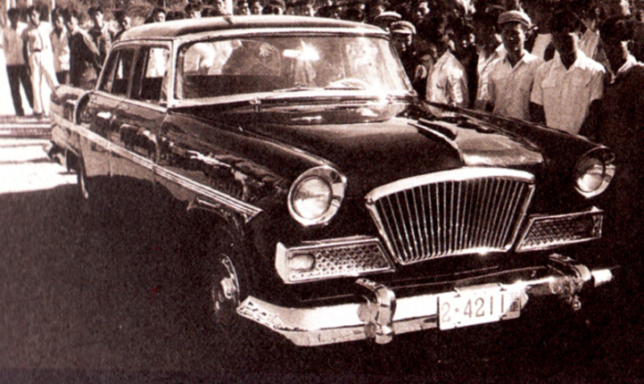 1958年8月、「紅旗」生産型第1号の「CA72-IE」型。エンジンは200馬力のV8。ラジエーターグリルは、扇を模したものである。なお、これ以前に、生産前に毛沢東主席の視察を受けた「CA71」と呼ばれる試作車も存在した。