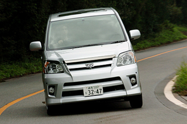 【スペック】ノアS:全長×全幅×全高=4625×1695×1850mm/ホイールベース=2825mm/車重=1550kg/駆動方式=FF/2リッター直4 DOHC16バルブ(155ps/6000rpm、19.6kgm/4000rpm)/価格=237万3000円(テスト車=332万6550円/H∞TEMS(7万3500円)/ツインムーンルーフ(11万2500円)/音声案内クリアランスソナー(4万2000円)/デュアルパワースライドドア(10万5000円)/セカンドシートマルチ回転シート(1万5750円)/前席SRSサイド&カーテンシールドエアバッグ(7万3500円)/ノアシアターシステム(G-BOOK対応ボイスナビゲーション付きワイドマルチAVステーション+音声ガイダンス付きカラーバックガイドモニター&ブラインドコーナーモニター)(53万1300円))