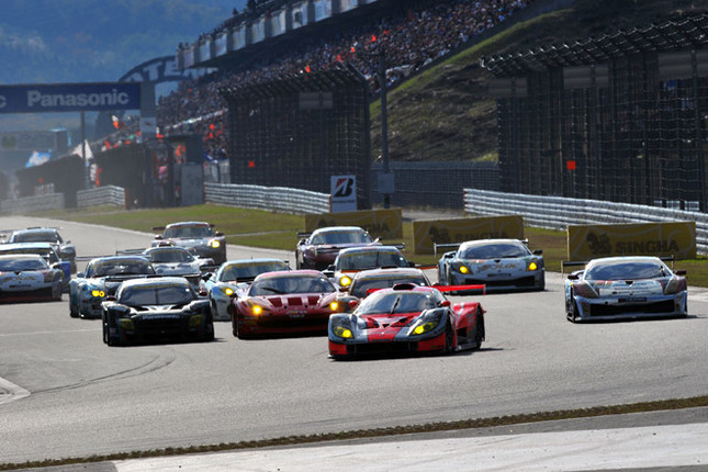 GT300(決勝レース2)のスタートシーン。