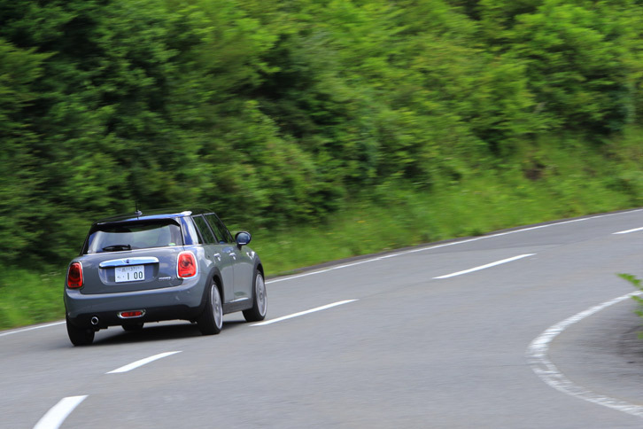 燃費性能はガソリン車の「クーパー 5ドア」が18.3km/リッターなのに対し「クーパーD 5ドア」は23.9km/リッターとなる。(ともにJC08モード計測値)