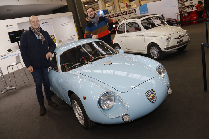 『カタウィキ』の自動車部門エキスパート、ルカ・ガッツァレッティ氏(左)と、マーケティングマネジャーのマルコ・ファロッパ氏(右)。2019年1月、トリノにて。