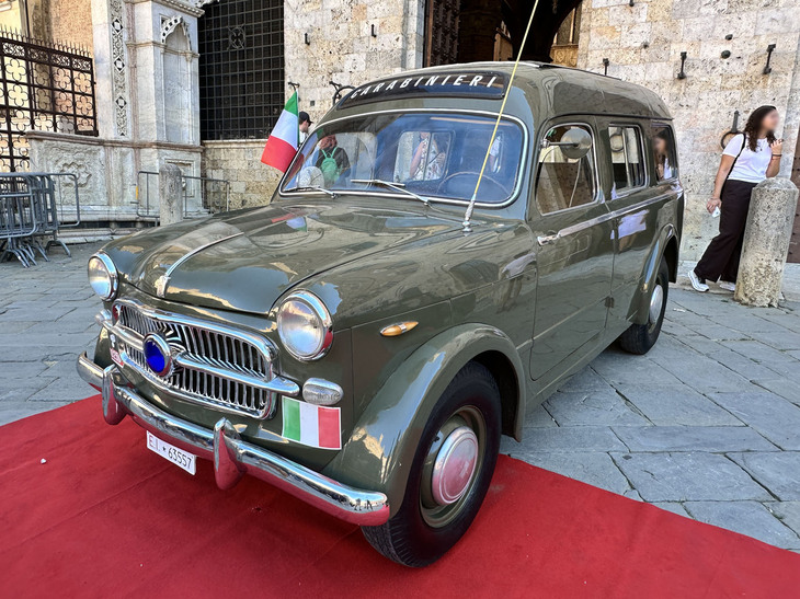 「フィアット1100」。1950年代に創設された移動無線隊に用いられた。