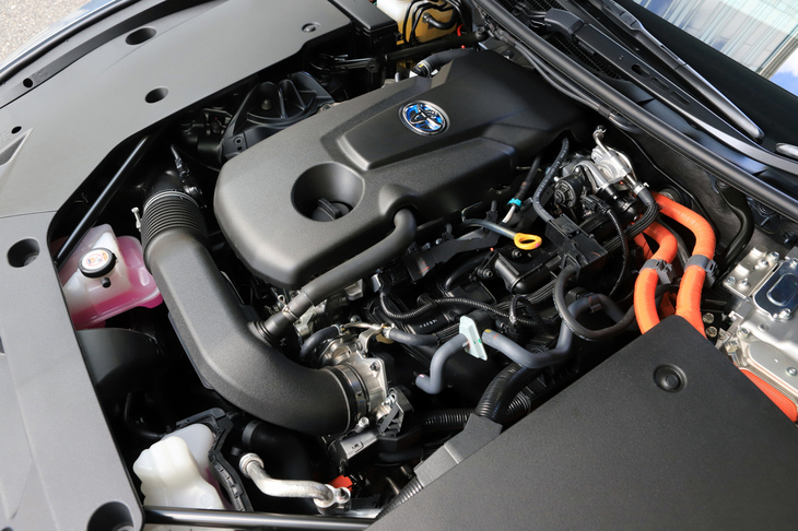 2.5リッターハイブリッド車では、最高出力184ps、最大トルク221Nmを発生する直4エンジンと、最高出力143ps、最大トルク300Nmを発生するモーターを組み合わせた。システム総合出力は226ps。