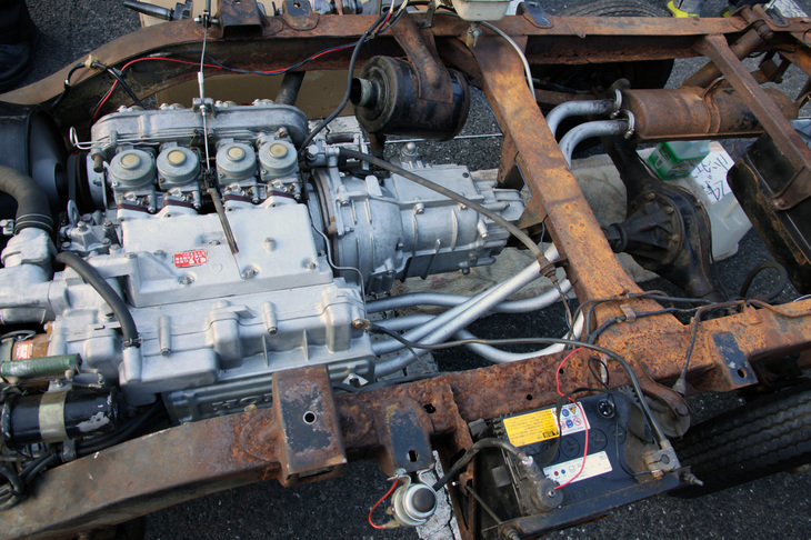 旧車イベントに展示されていた「ホンダT360」のベアシャシー。総アルミ製DOHC・4キャブのエンジンはもちろん、排気系の取り回しなどもレーシングカーのよう。ライバルの空冷2ストローク2気筒エンジンと比べたら、さぞかしコストも高くついたことだろう。