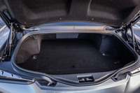 「LC500」の荷室容量は197リッター。運転席のスイッチやリモコンキーのほか、右リアコンビネーションランプベゼルに組み込まれた小さなボタンによって、ロックを解除することができる。