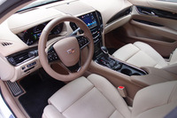 ベージュのインテリアに、ブラックやブロンズの装飾が映えます。