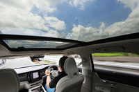 開放感あふれる室内を実現する「チルトアップ機構付き電動パノラマ・ガラス・サンルーフ」。20万6000円のオプションとして用意される。