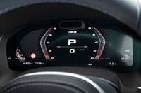 メーターパネルは12.3インチのフル液晶で、ドライブモードで「TRACK」を選択すると、ターボのブースト圧やタイヤ空気圧、前後左右の加速度などを表示。ヘッドアップディスプレイも、シフトインジケーターやエンジン回転計などからなるMモデル専用の表示に切り替わる。