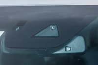 フロントウィンドウの上部には、フォワード・センシング・カメラが備わる。