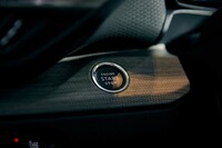 ベージュのパネルはダッシュボード側にも貼られており、ドアパネル側とつながっているかのようにすることで室内をワイドに見せている。