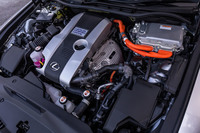 「IS300h」に搭載される2.5リッター直4+ハイブリッドのパワートレインは、システム総合出力220PSを発生。パフォーマンスや燃費値は従来型と同じ数値だが、制御の見直しによってドライバビリティーを向上させているという。