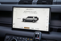 電子制御エアサスペンションの搭載により、車高の上げ下げを運転席からワンタッチでコントロールできる。最大渡河水深は900mm。現在の水深と車両が安全に渡れる最大水深とが同時に表示されるウェイドセンシング機能が搭載されている。